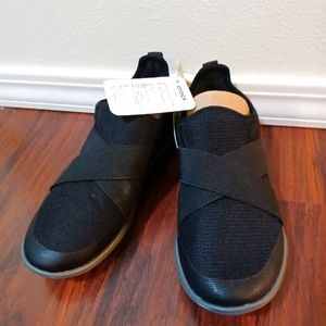 NWT Black Crocs, Size 6